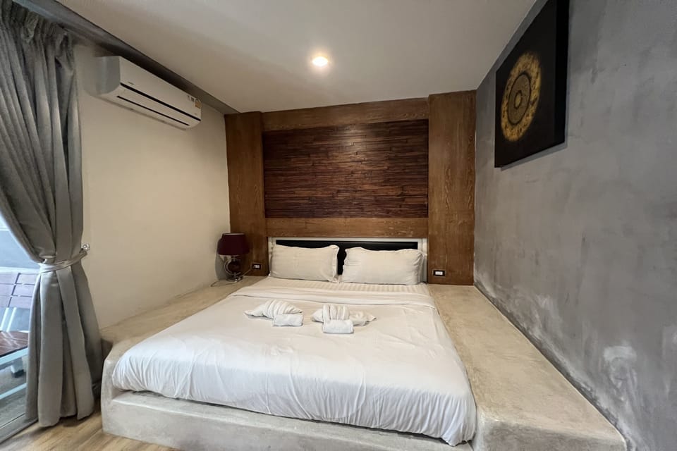 Executive Suite, Private Pool | Desk, soundproofing, WiFi (free), bed sheets