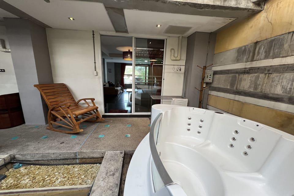 Junior Suite, Bathtub | Bathroom | Shower, rainfall showerhead, hair dryer, towels