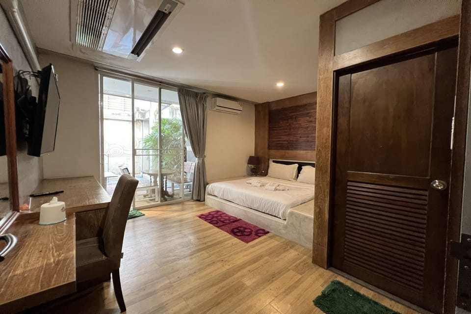 Executive Suite, Private Pool | Desk, soundproofing, free WiFi, bed sheets