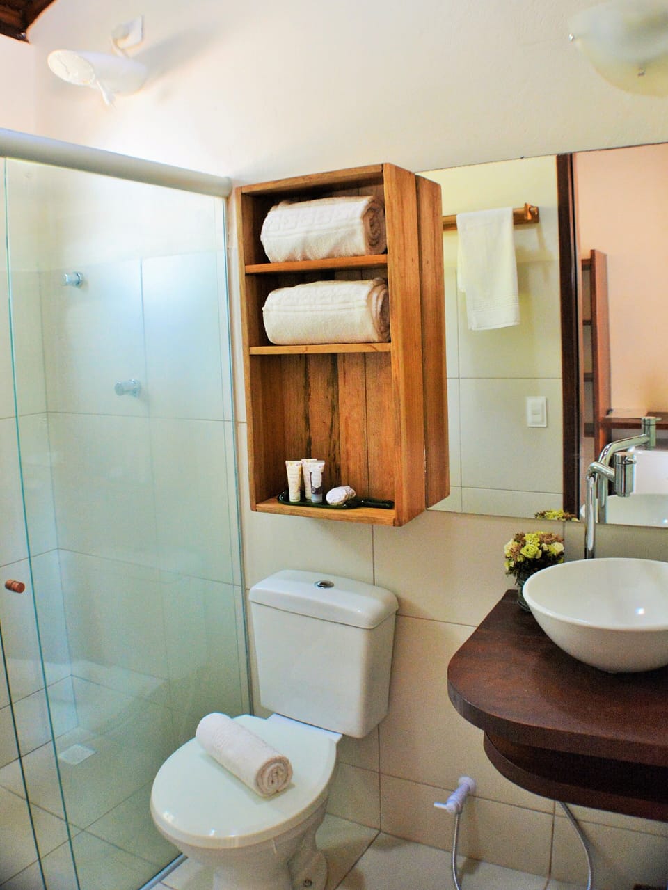 Shower, free toiletries, hair dryer, bidet