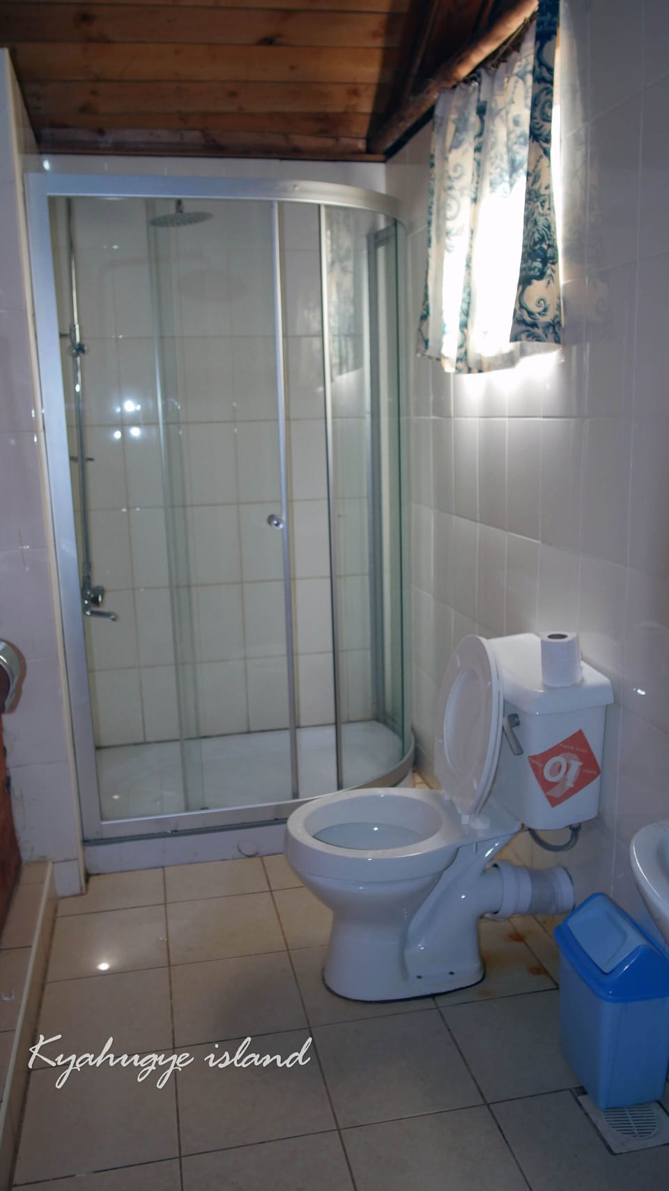 Standard Cottage, Lake View | Bathroom | Shower, slippers, towels