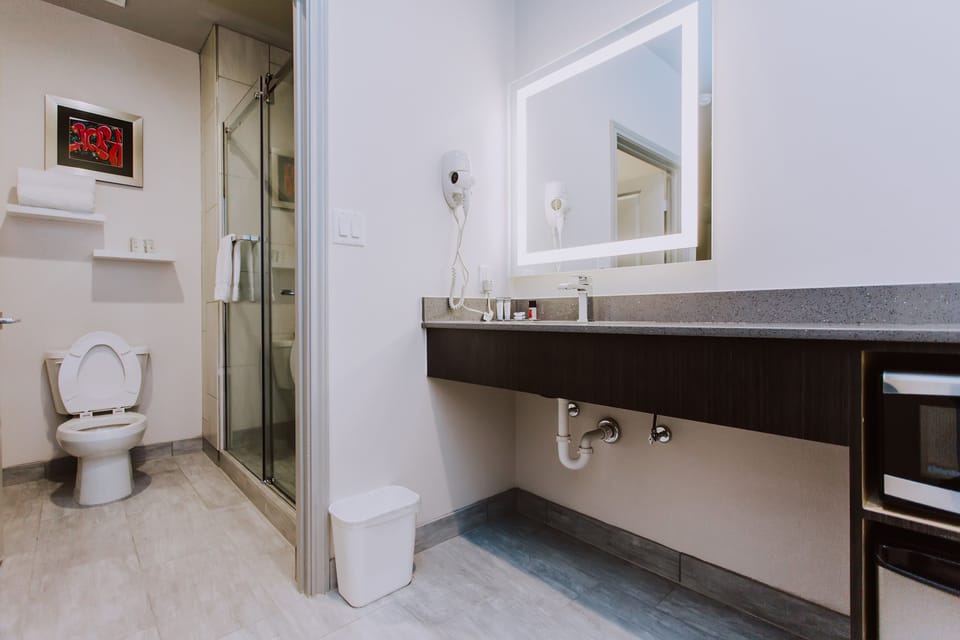 Basic Room, 1 King Bed | Bathroom | Separate tub and shower, towels