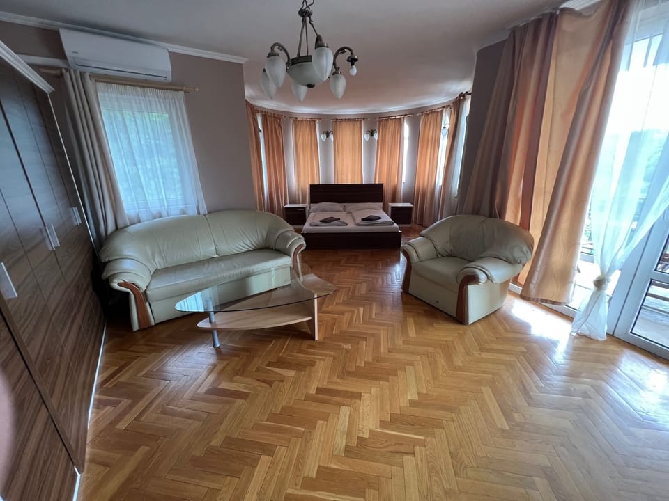 Family Suite, 2 Bedrooms H 5-6  | Iron/ironing board (on request), WiFi (free), bed sheets