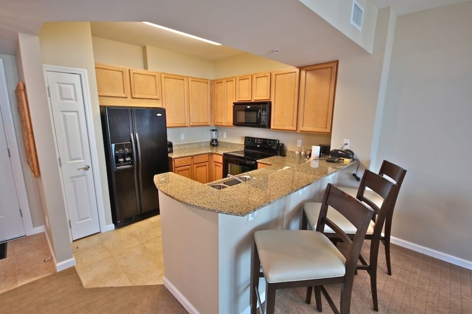 Breakfast Bar with Seating for 3