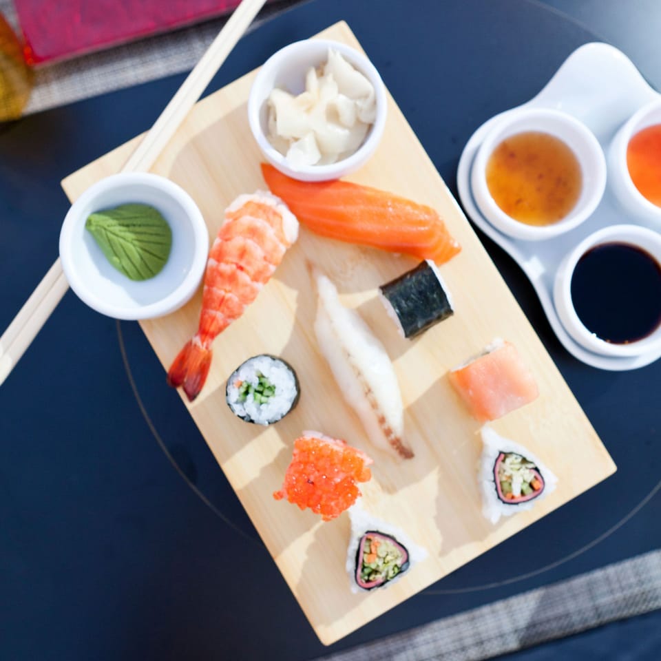 5 restaurants; breakfast, lunch, and dinner served