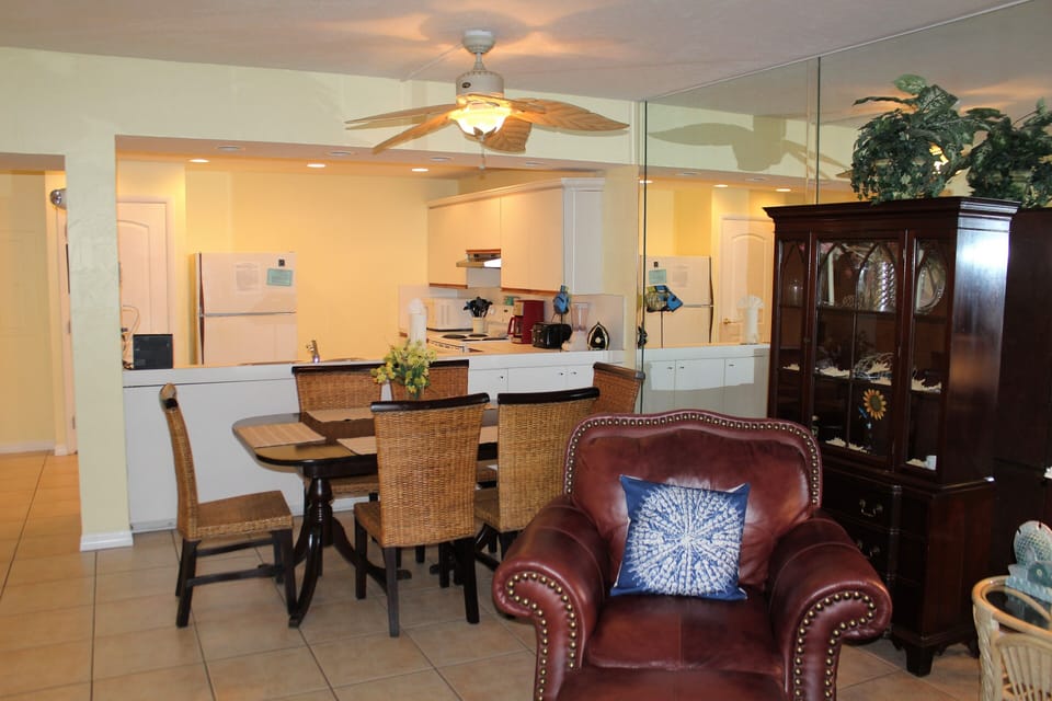 Dining & Kitchen Area