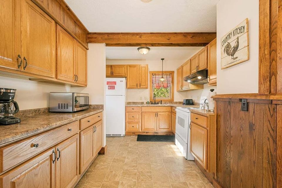 Kitchen - Main Level - Welcoming and cozy kitchen area.