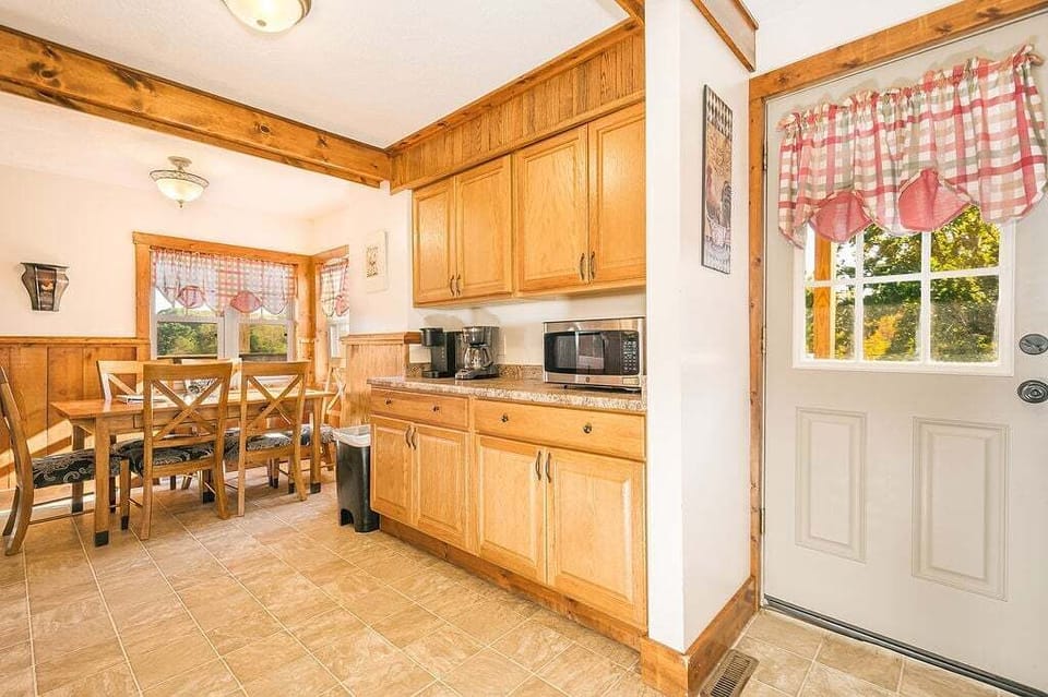 Kitchen - Main Level - Welcoming and cozy kitchen area.
