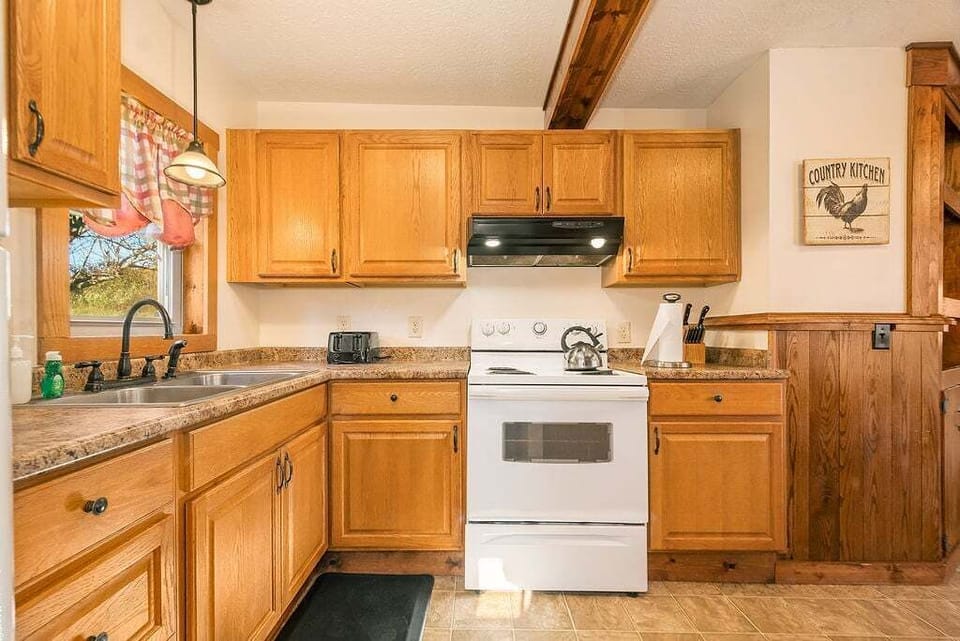 Kitchen - Main Level - Welcoming and cozy kitchen area.