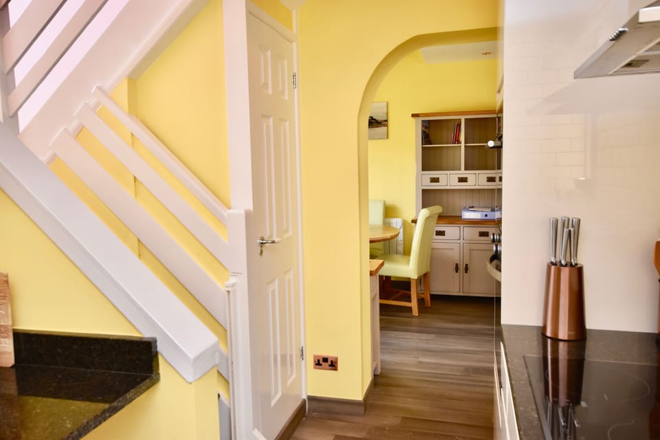 Arch from kitchen to dining area