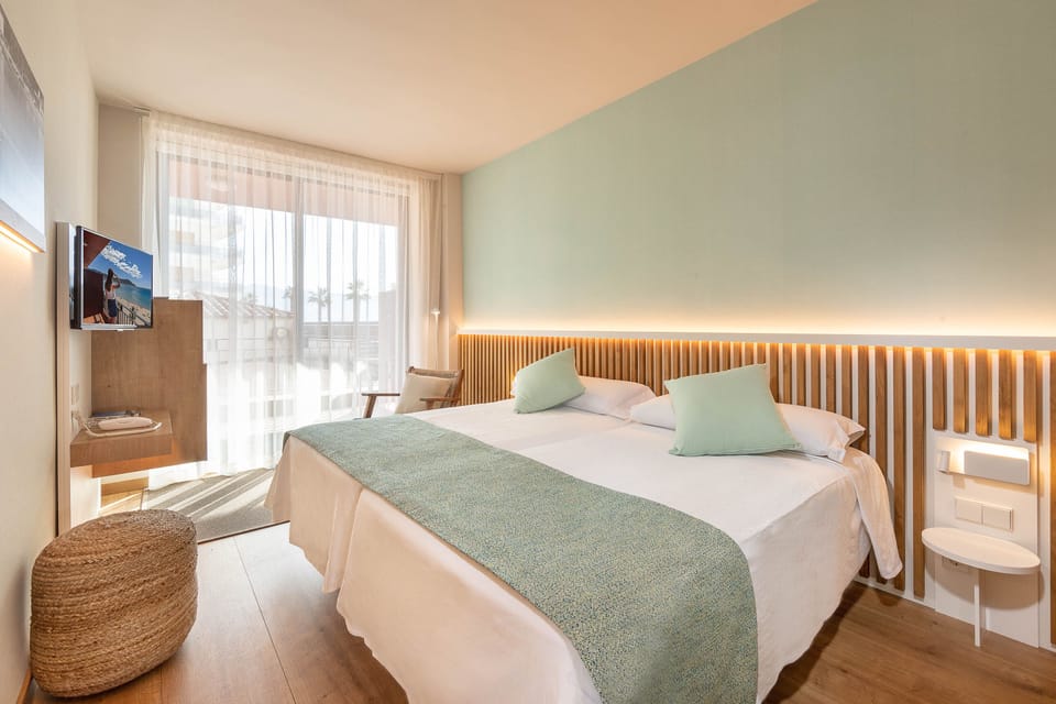 Premium Double Room | Desk, soundproofing, free WiFi, bed sheets