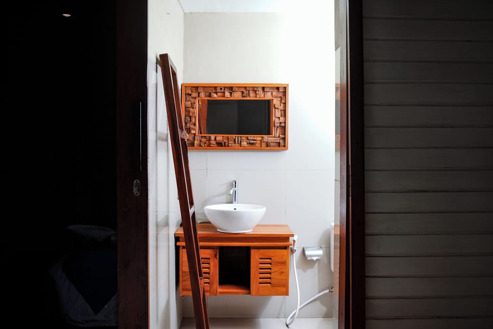 Shower, bidet, towels, soap