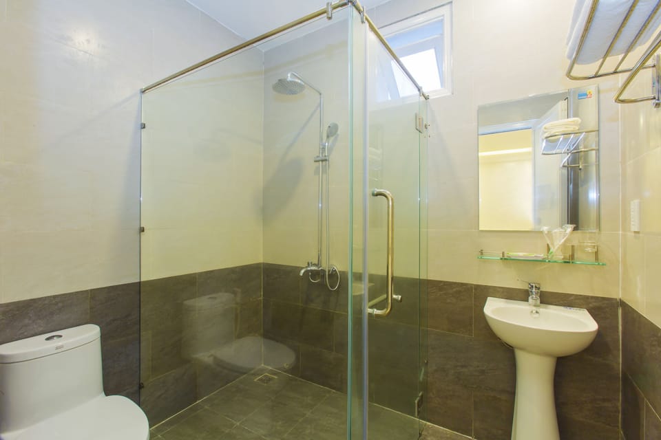 Shower, rainfall showerhead, free toiletries, hair dryer