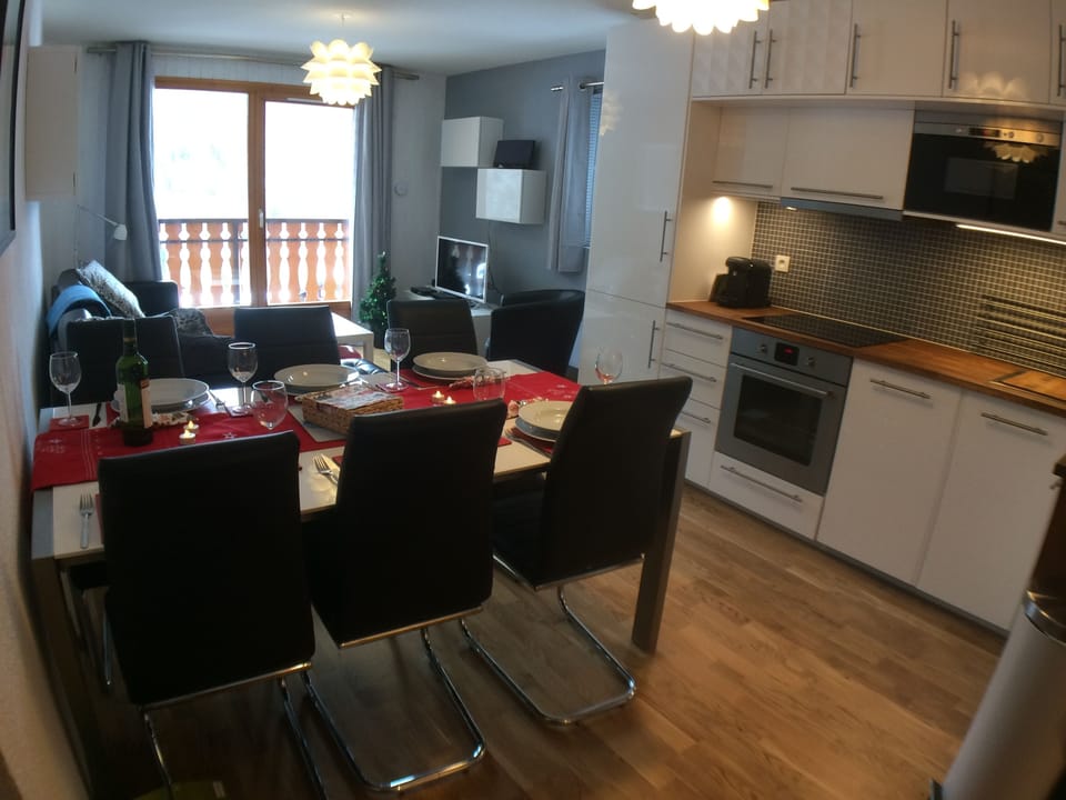 Kitchen dining area
