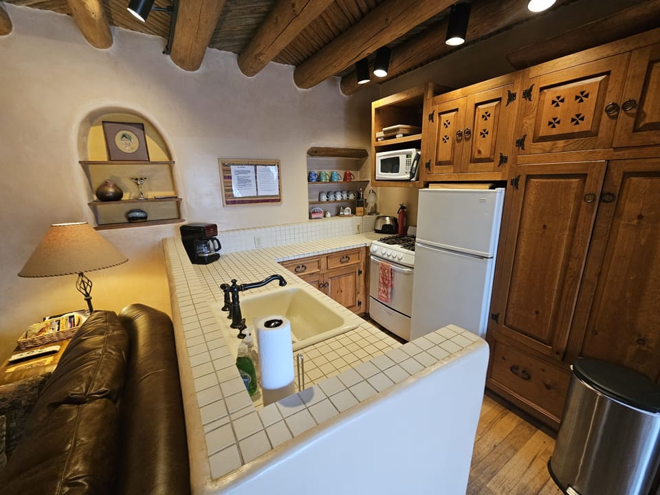 Full modern kitchen with all the trimmings including dishwasher