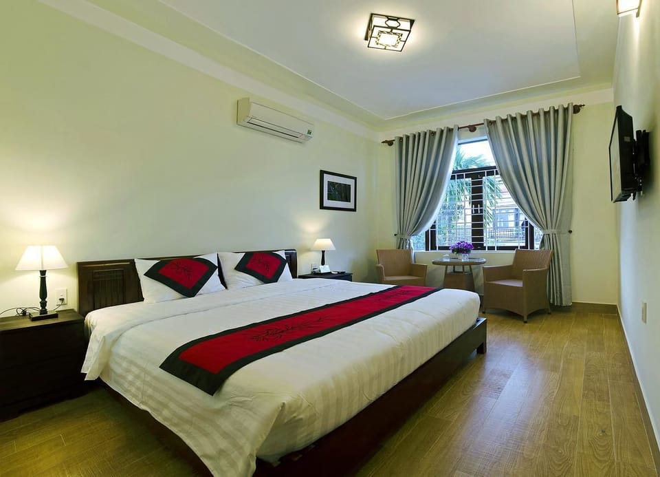 Family Room | Minibar, desk, soundproofing, free WiFi