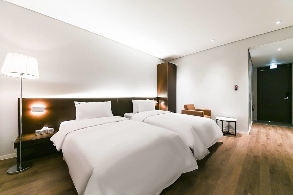 3. Deluxe Twin Room (2 Single Beds) | Free WiFi