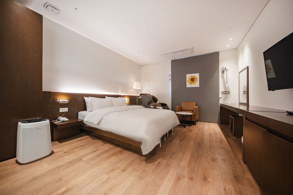 4. Suite Room (1 Double Bed) | Free WiFi