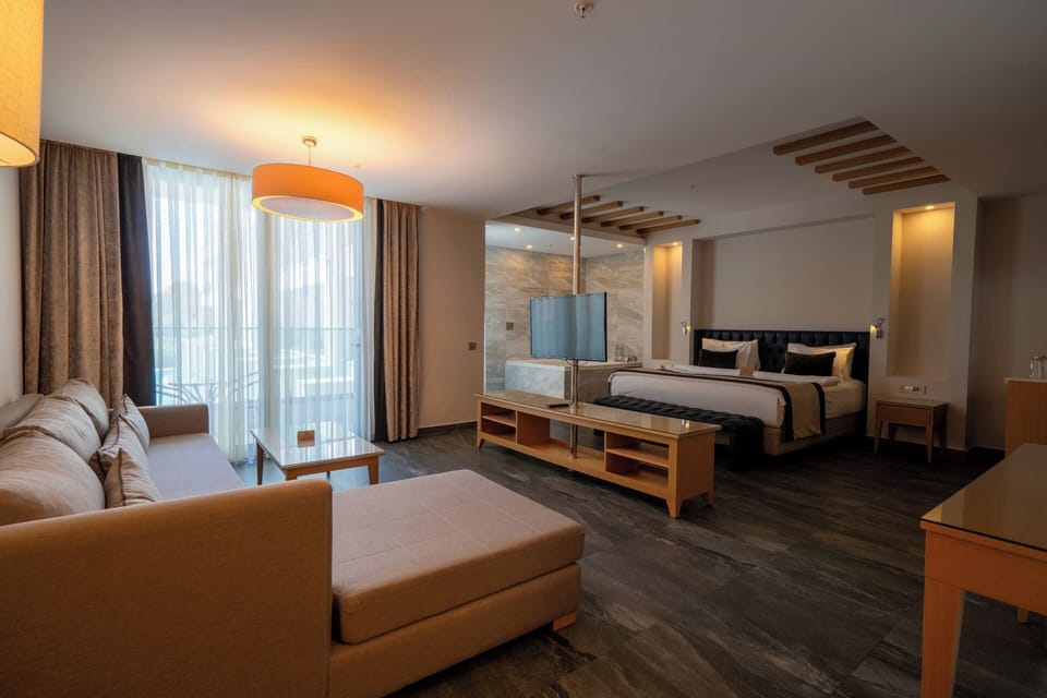 Honeymoon Suite, Jetted Tub | Minibar, in-room safe, desk, laptop workspace