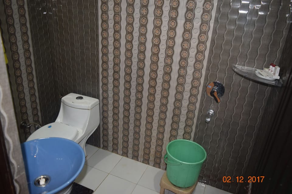 Shower, free toiletries, towels