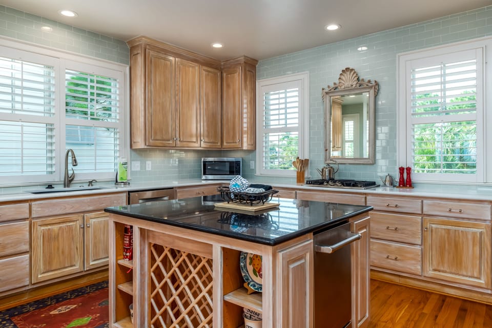 kitchen equipped w/ dishwasher and built- in icemaker