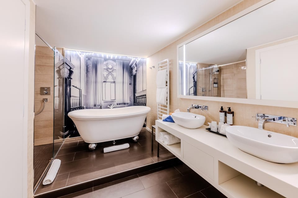 Suite (free standing tub) | Bathroom | Free toiletries, hair dryer, bathrobes, slippers