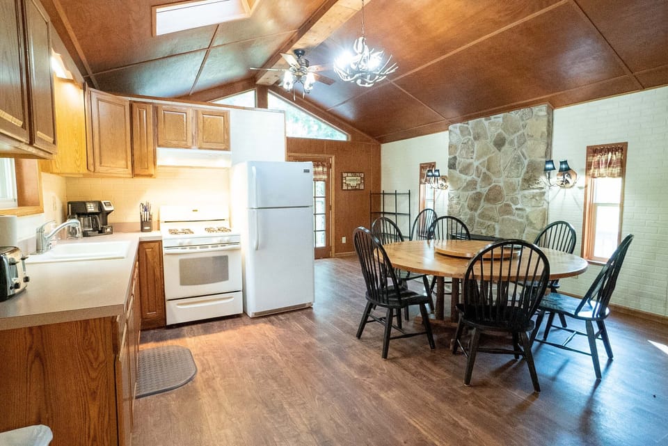 Dining Area - Round table with seating for 6 people.