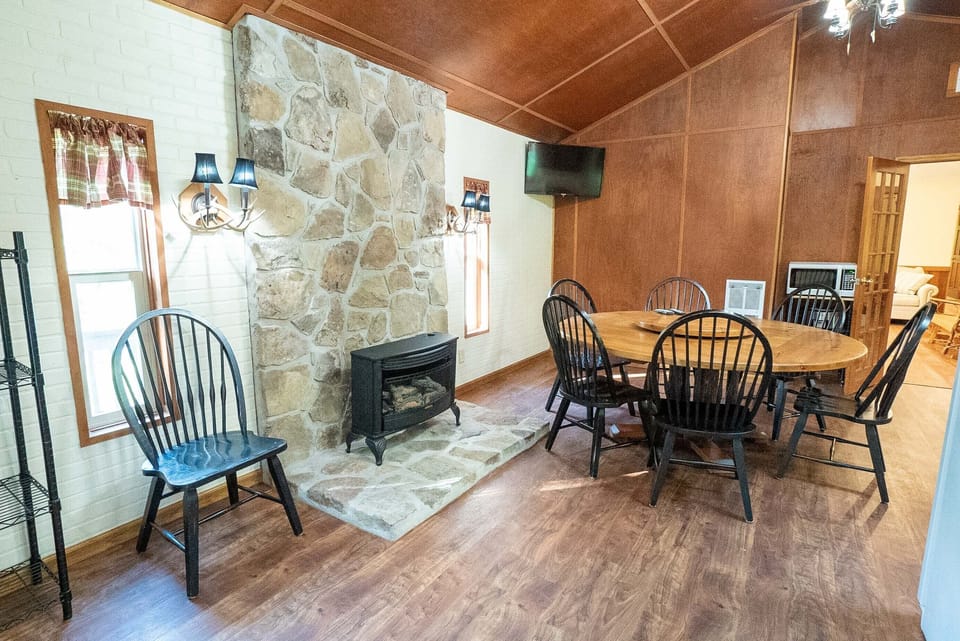 Dining Area - Round table with seating for 6 people.