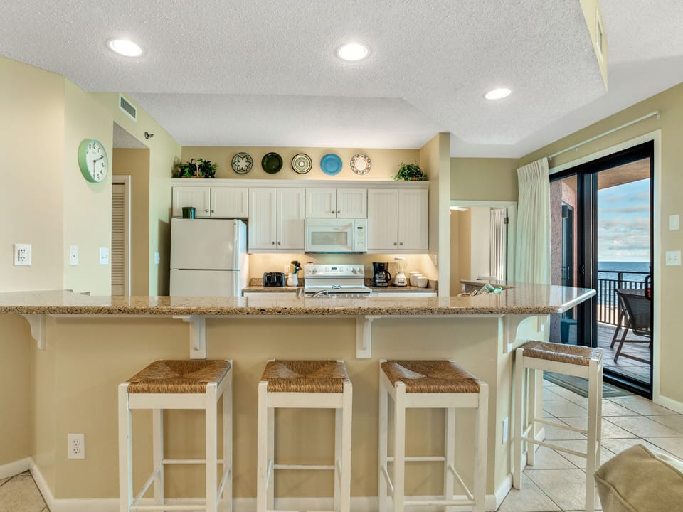 Breakfast Bar/Kitchen