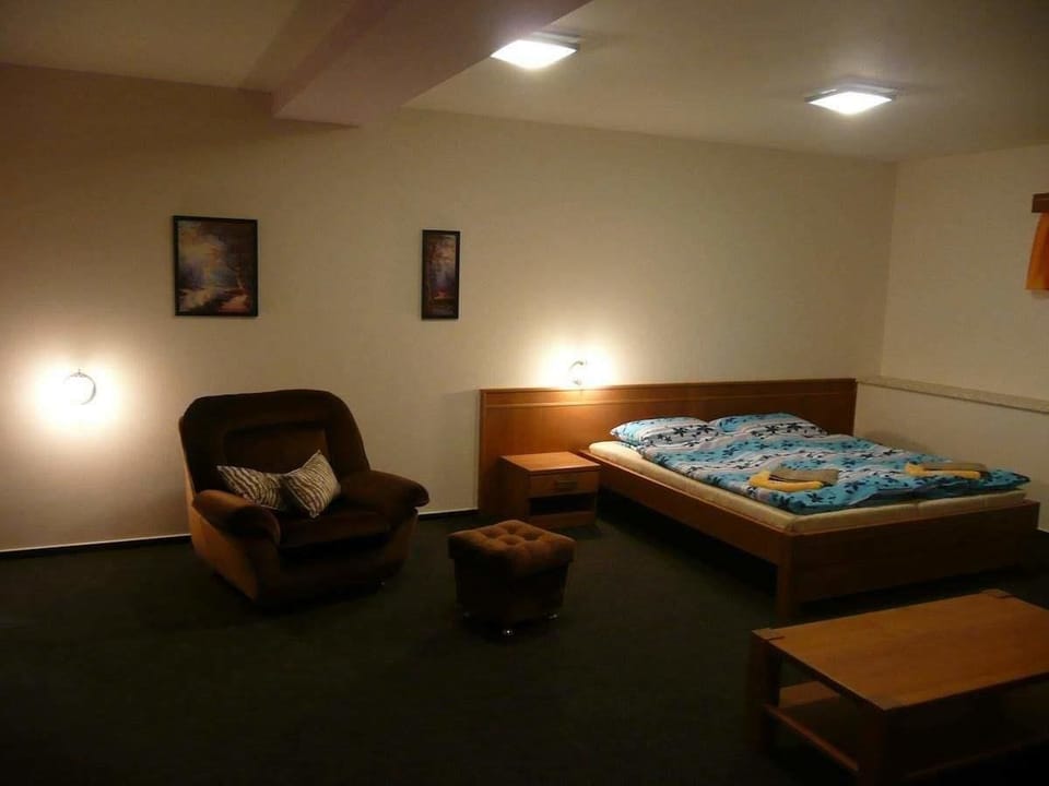 Classic Double Room | Desk, blackout drapes, soundproofing, cribs/infant beds