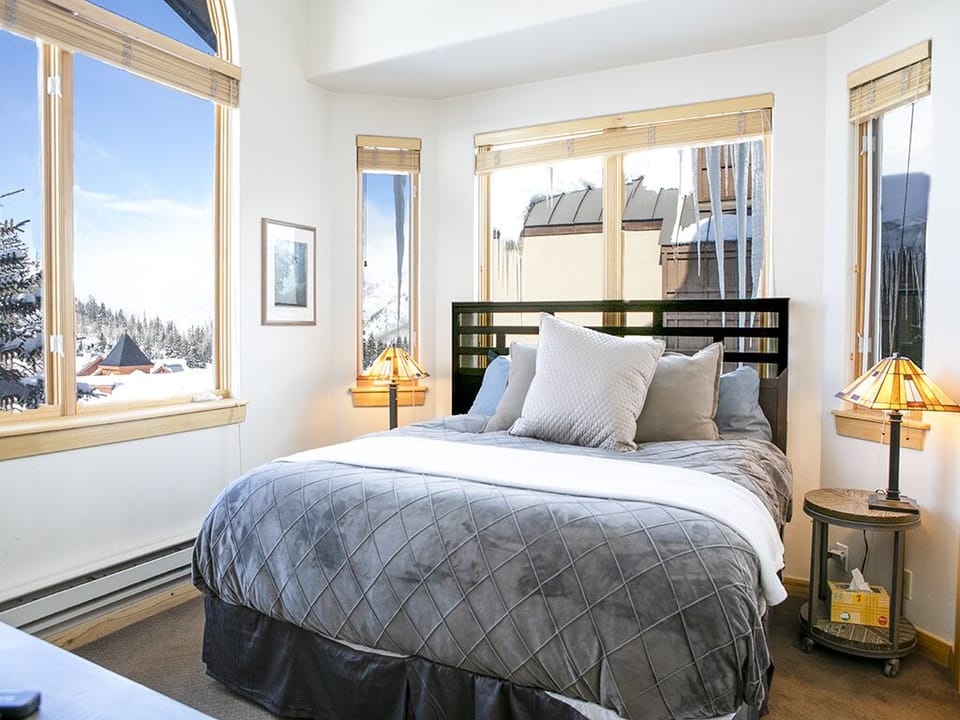 Downstairs King Bedroom with Mountain View - Downstairs king bedroom with mountain view with beside tables and lamps, looking into Solitude.