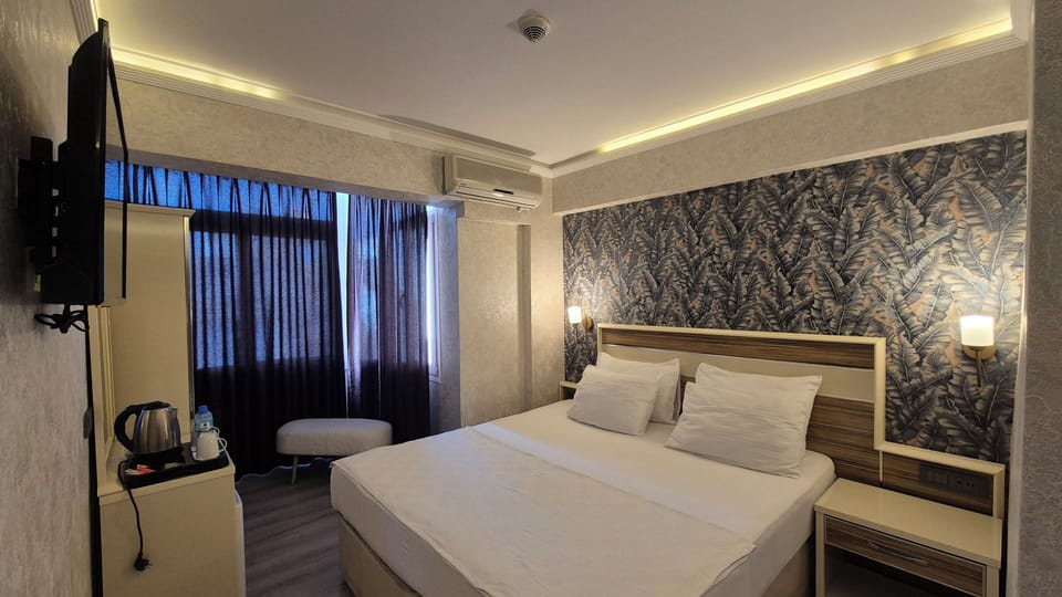 Minibar, desk, WiFi (free)