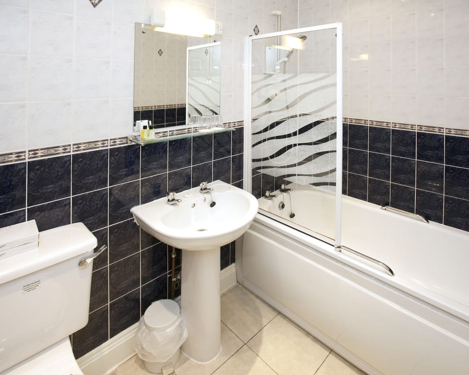 Standard Twin Room, 2 Twin Beds | Bathroom | Combined shower/tub, free toiletries, hair dryer, towels