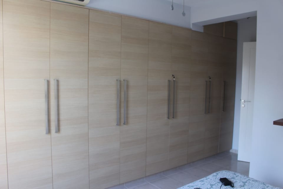inbuilt wardrobes in master bedroom 