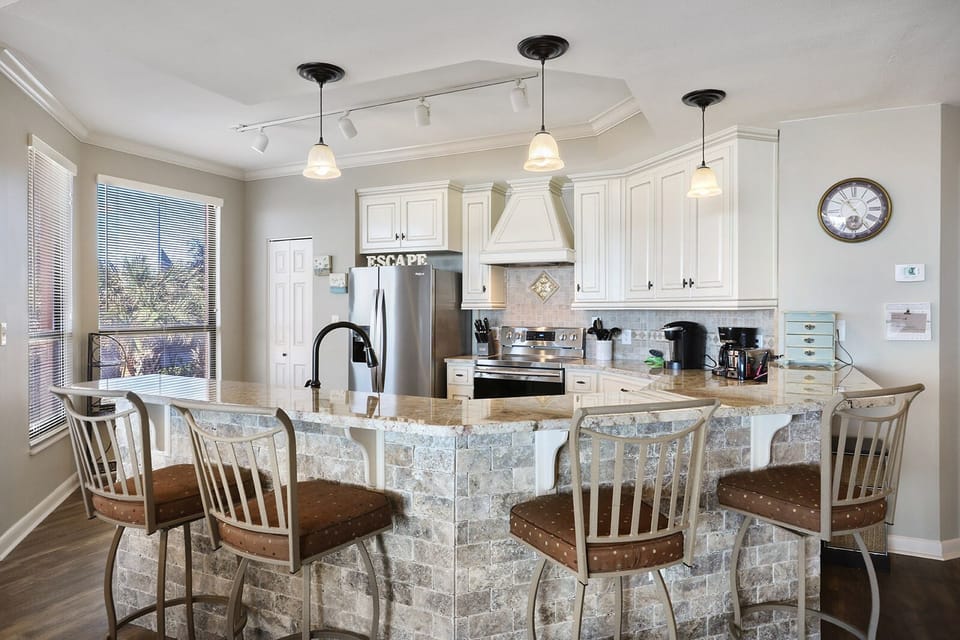 Breakfast Bar/Kitchen