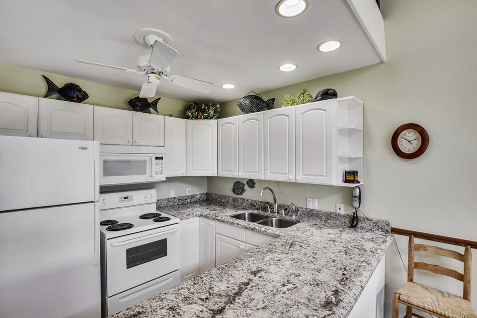 Kitchen - Upgraded cabinets, granite counter tops, ceiling fan.