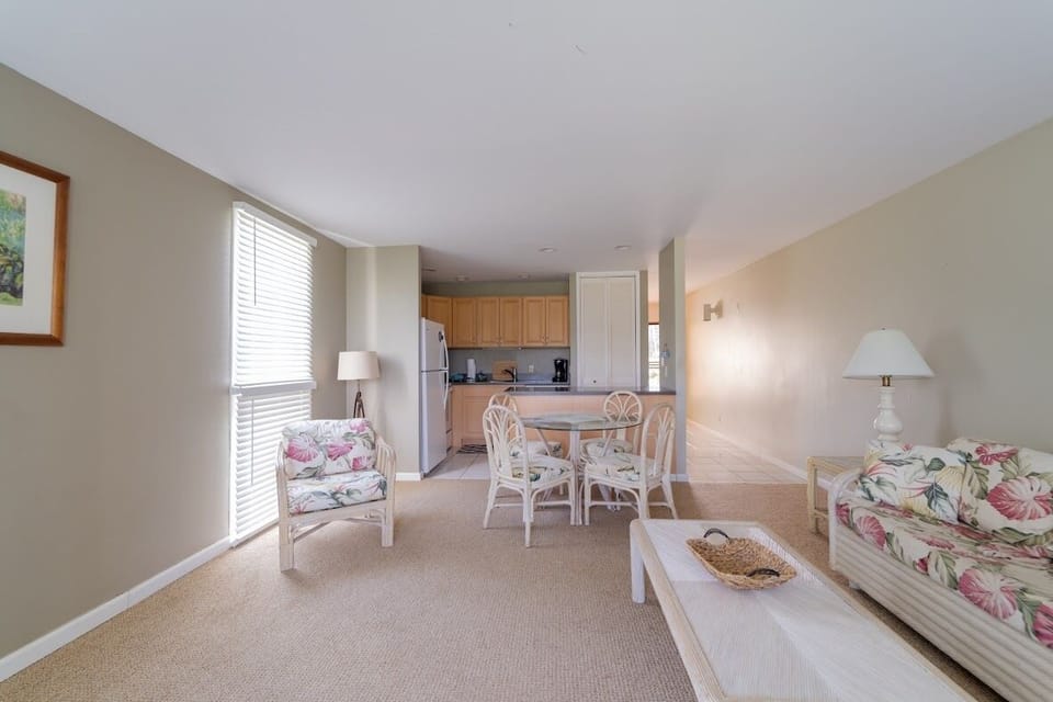Livingroom to kitchen