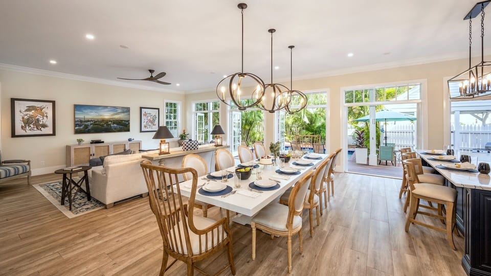 The large dining table offers seating for the whole group...