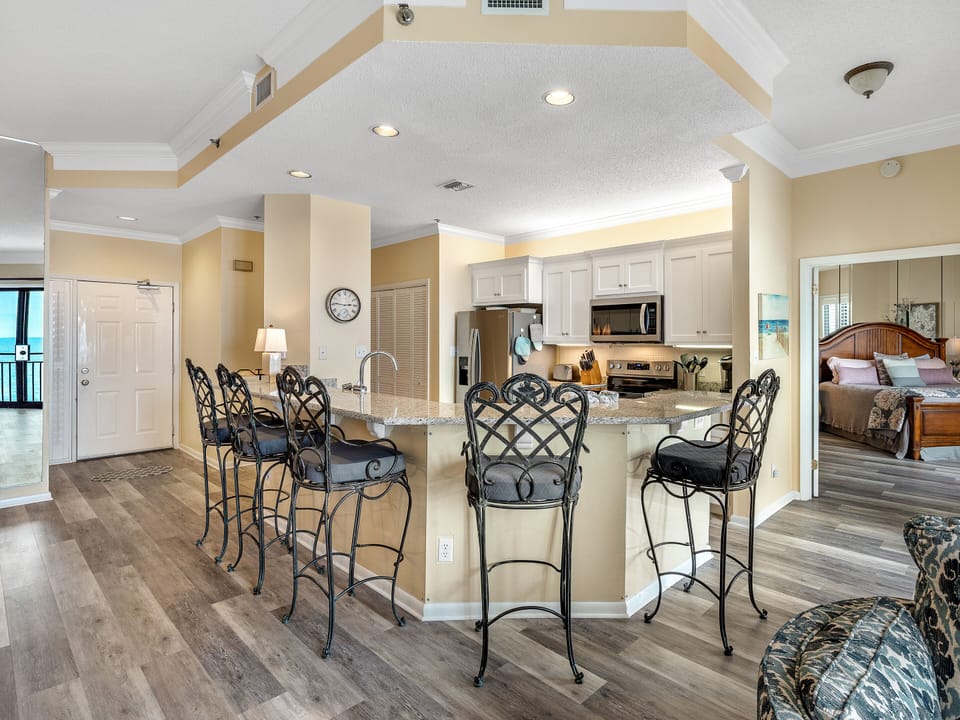 Breakfast Bar/Kitchen