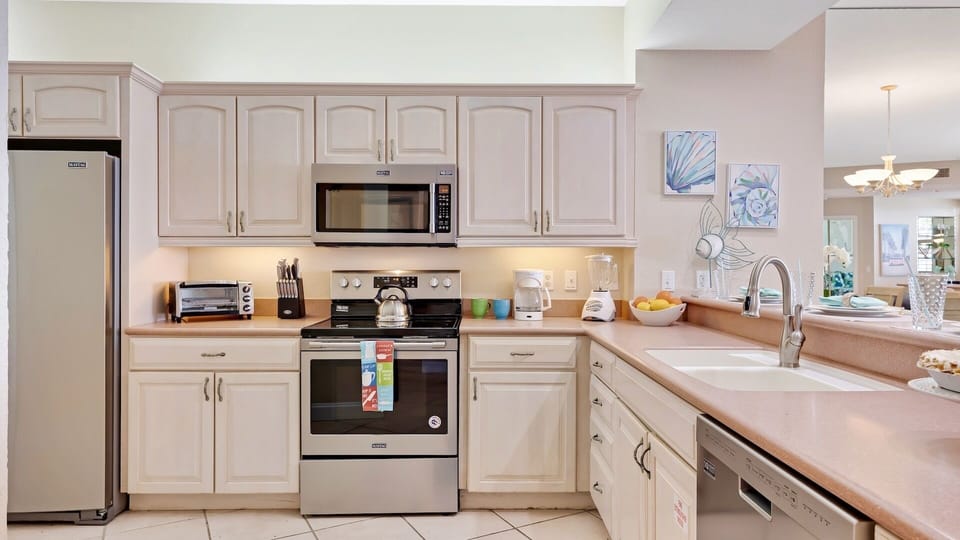The fully equipped kitchen...