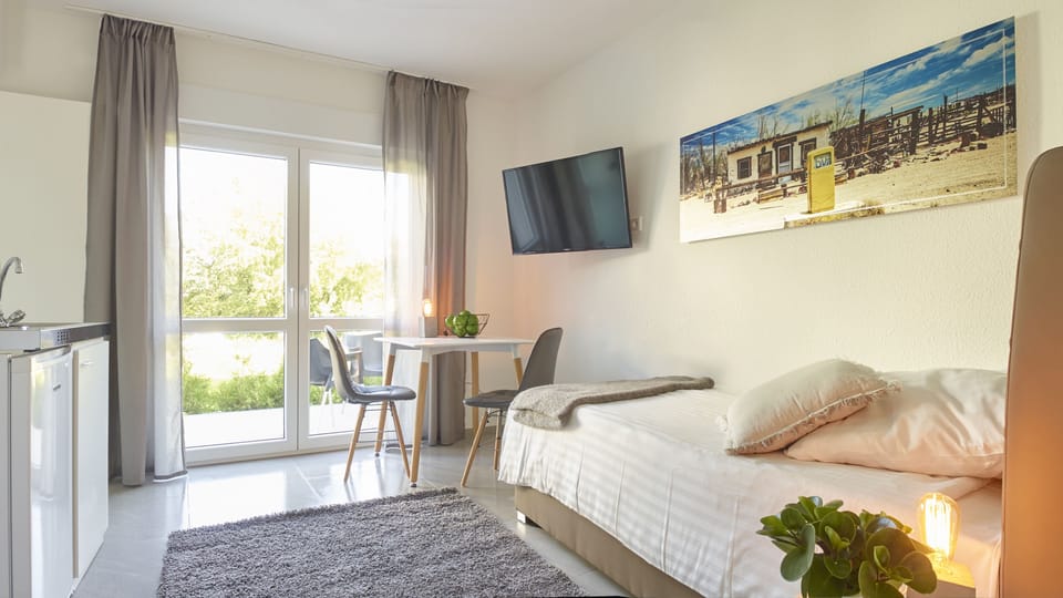 Single Room | Hypo-allergenic bedding, desk, blackout drapes, iron/ironing board