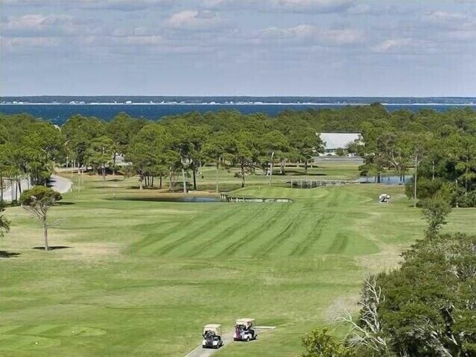 18-HOLE GOLF COURSE 
8 OTHER WITHIN 10 MILES.