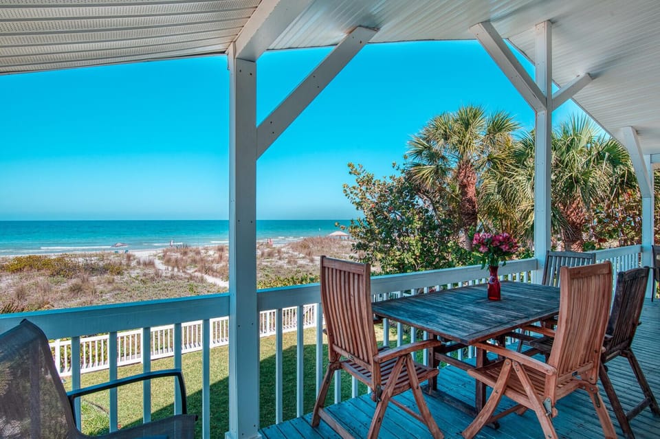 Dining on FL Sundowner's Gulf Front Deck (1)