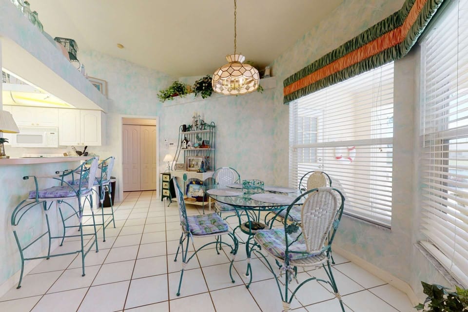 Casual meals can be enjoyed in dining nook and at the open breakfast bar. The open concept kitchen makes entertaining a breeze.