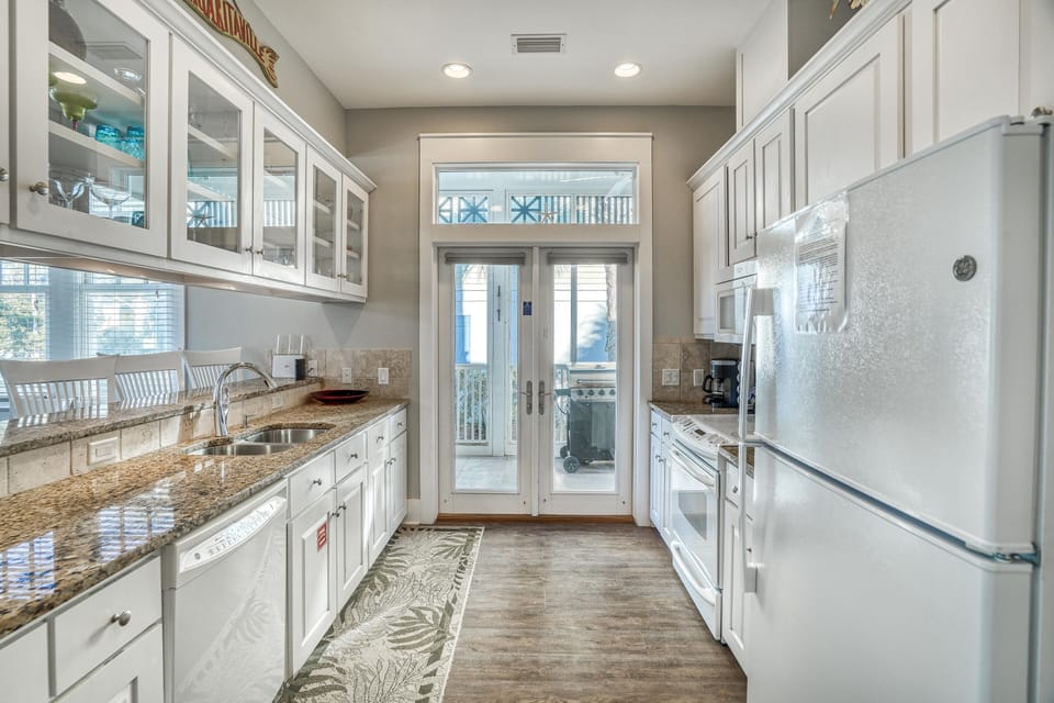 Sizzle, spice, and everything nice — this kitchen’s fully stocked with cookware.