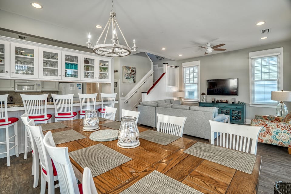 The breakfast bar’s got 5 seats for morning chats, and the large dining table’s ready for dinner plans!