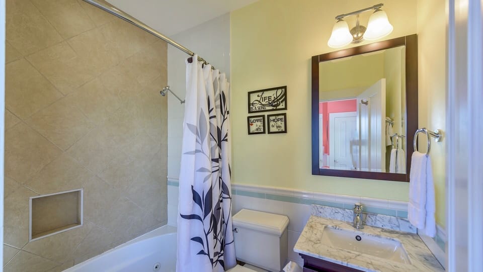 Jimmy's en-suite bath with a tub/shower combo...