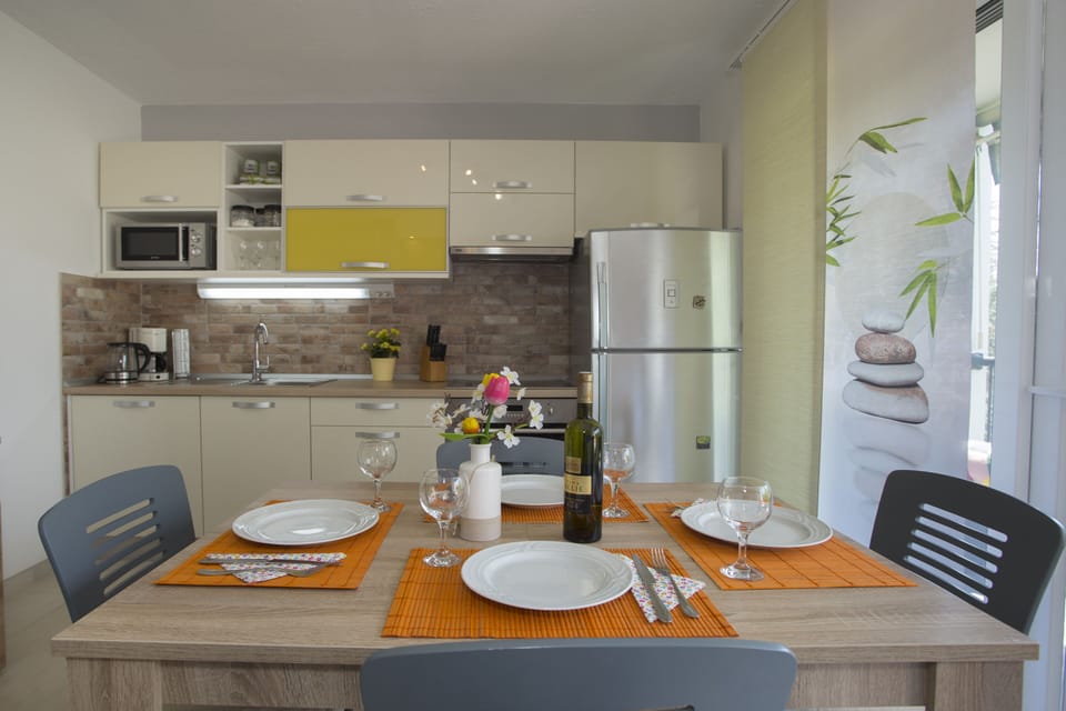 Fully equipped kitchen with dining area