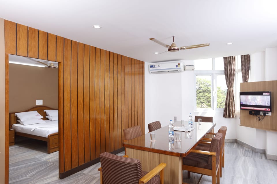 Executive Suite | Living room | 32-inch LED TV with cable channels, TV