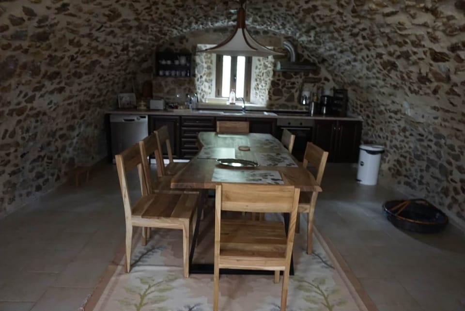 Kitchen & Dining